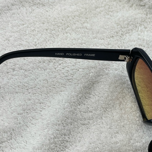 Black sunglasses with brown lenses - Picture 4 of 4